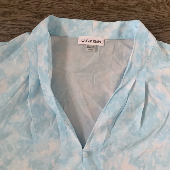 Calvin Klein Printed V-Neck Blouse - Size L - Blue - NWT - Picture 4 of 11